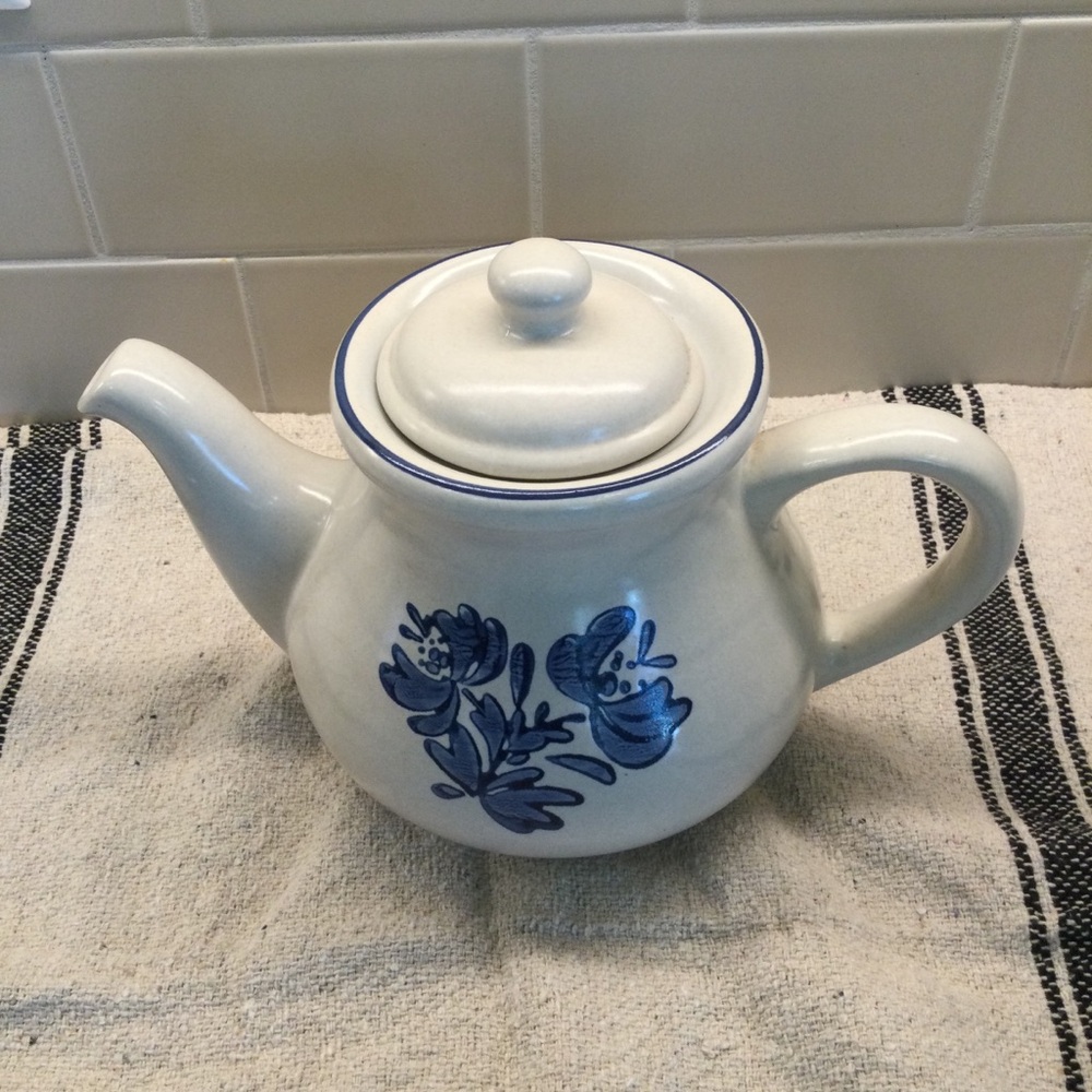Vintage Pfaltzgraff Yorktown Blue teapot w/ lid